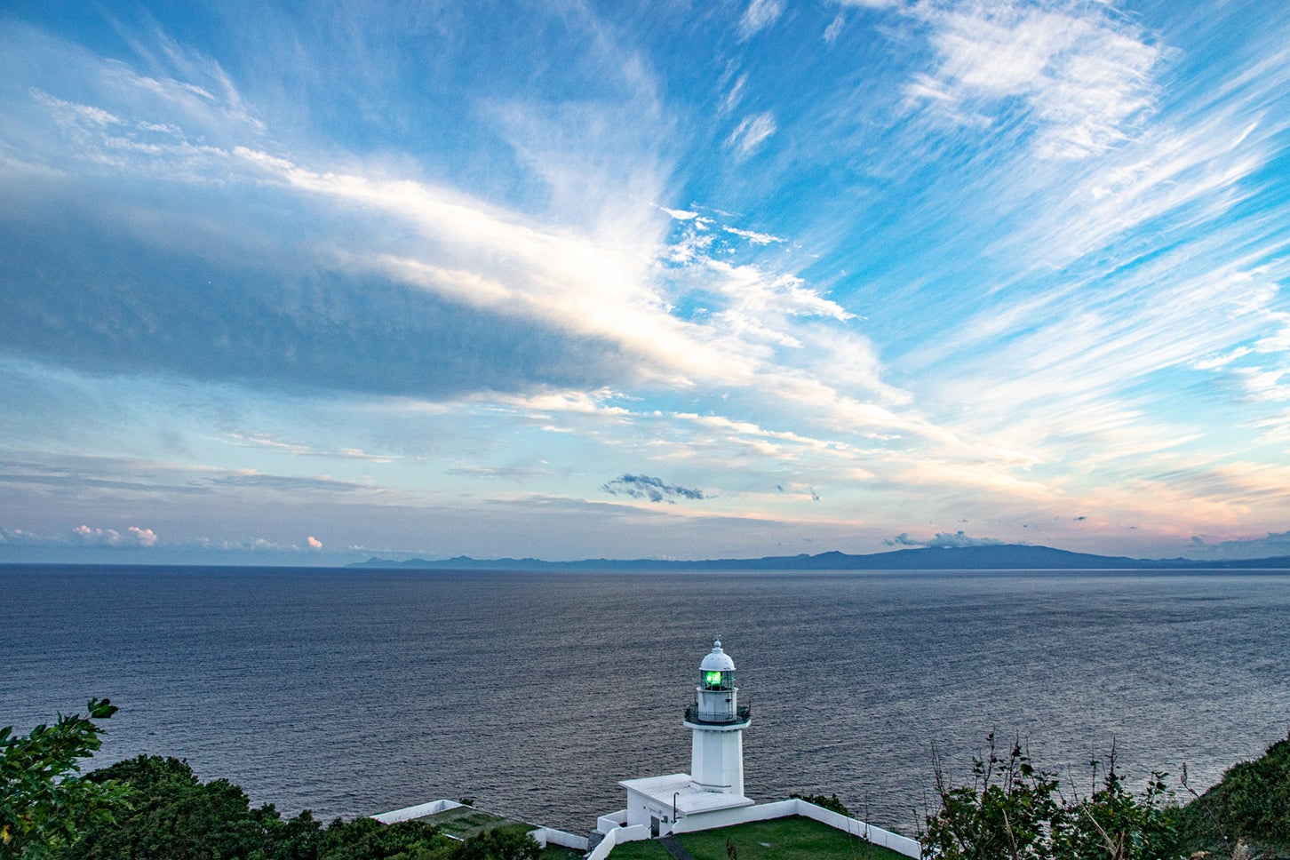 室蘭の地球岬から噴火和を挟んで森方面を望む。 (c) makorige – photoAC