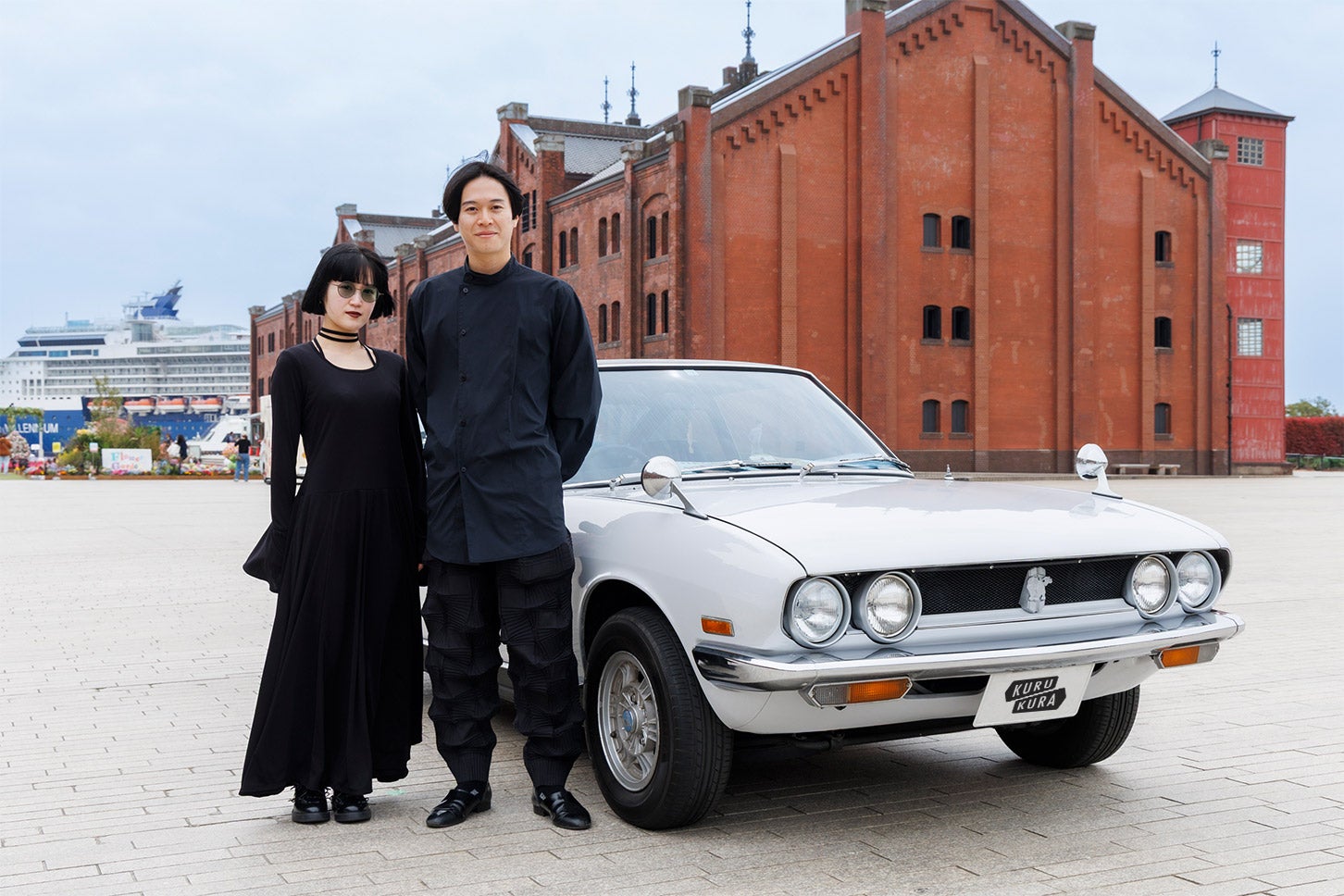 いすゞ 117クーペと佐々木さんご夫婦。