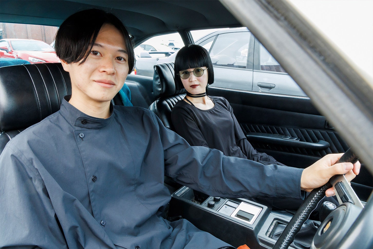 いすゞ 117クーペと佐々木さんご夫婦。お二方ともとても雰囲気があります。