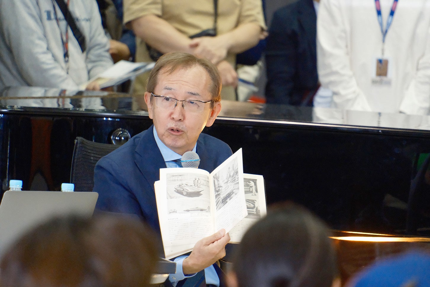 中村史郎氏が手にしているのは、自身が17歳の時に購入したというカーデザインブック。この中にはジウジアーロ氏本人も驚くほど、懐かしいスケッチが載っていた。