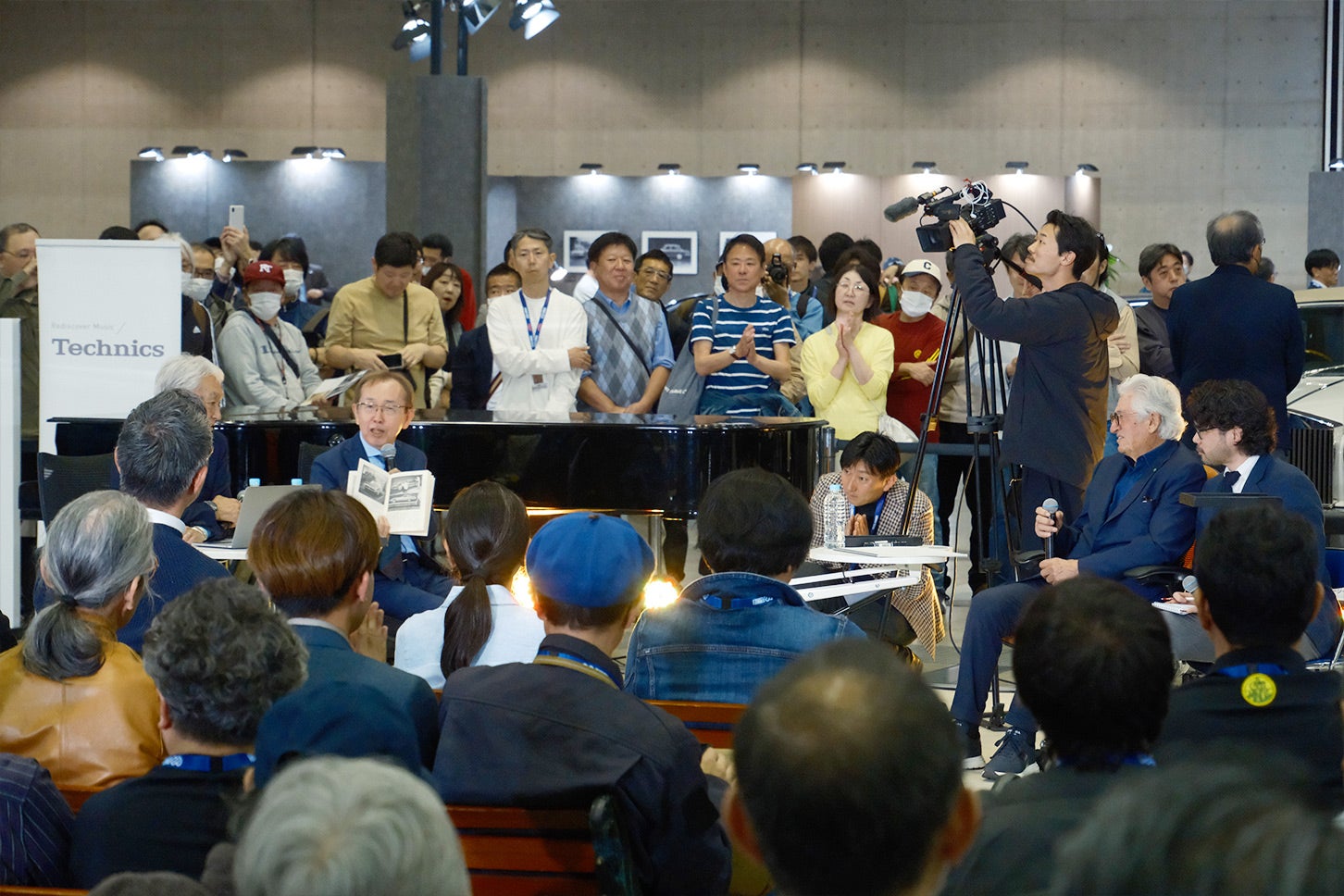 写真は講演2日目のステージの様子