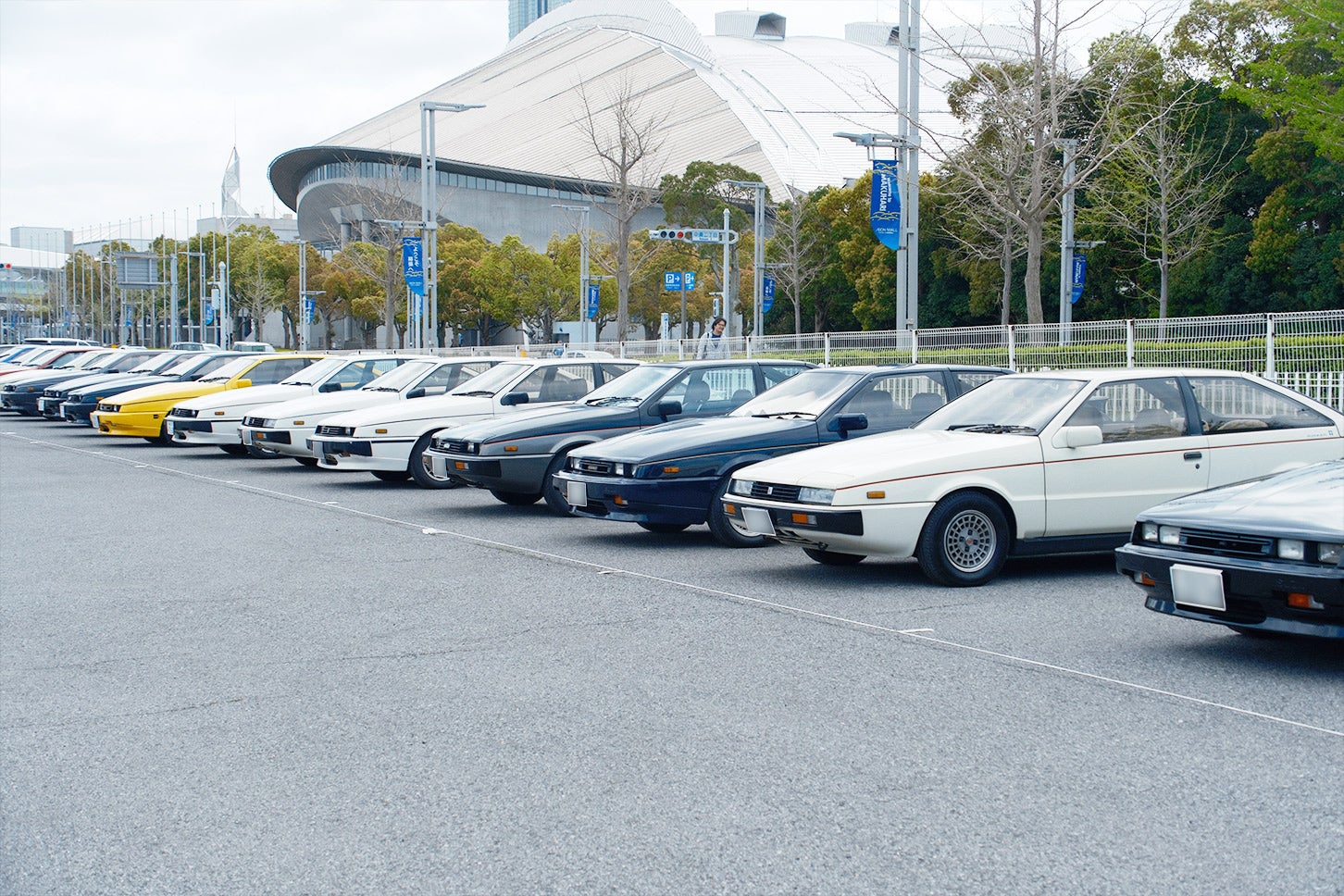 幕張メッセの駐車場には20台近くのピアッツァが並んだ。