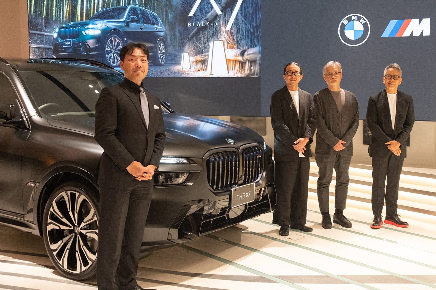 左から、BMWブランド・マネジメント・ディビジョン プロダクト・マネージャーの御舘康成氏、漆芸家／蒔絵師の服部一齋氏、川島織物セルコン商品開発部チーフ・プロジェクト・マネージャーの礒 卓（いそ すぐる）氏、演出家の宮本亞門氏