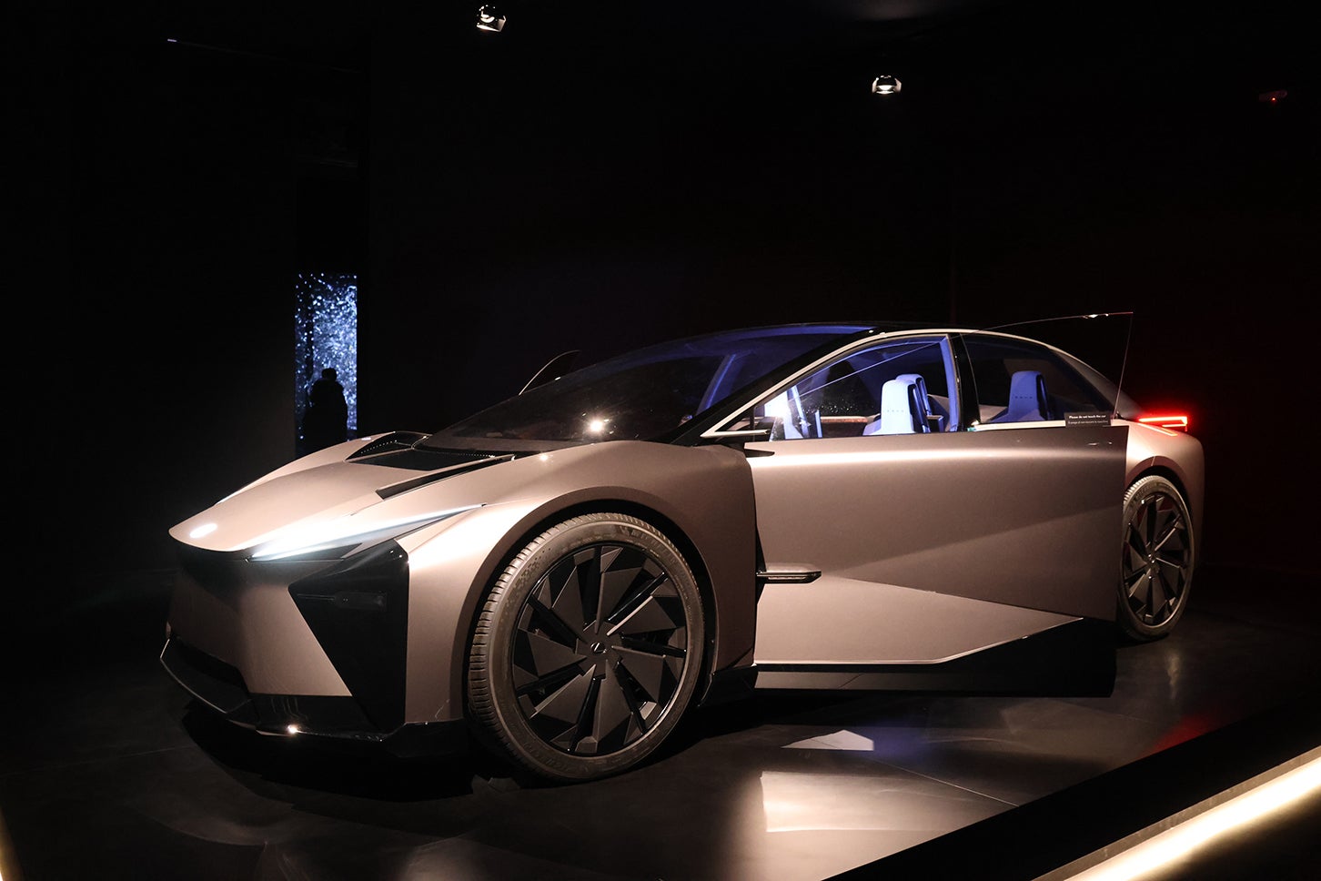 【レクサス×ミラノ・デザインウィーク2025】最初の部屋では、レクサスLF-ZCが待っていた。