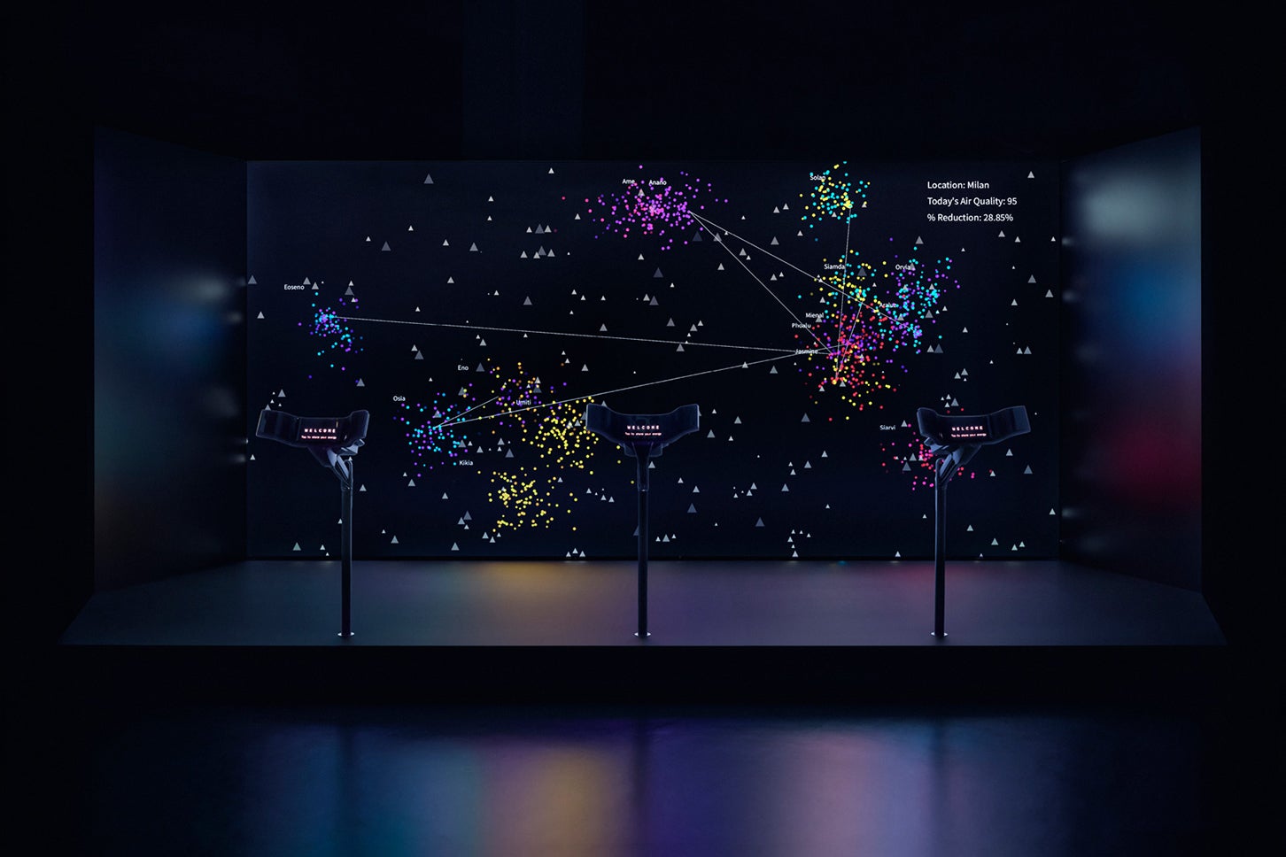 【レクサス×ミラノ・デザインウィーク2025】ノースイースタン大学「Our Energy Nexus」。右上に空気質と、どれだけ大気汚染レベルが改善されたが刻々と表示される。photo : LEXUS