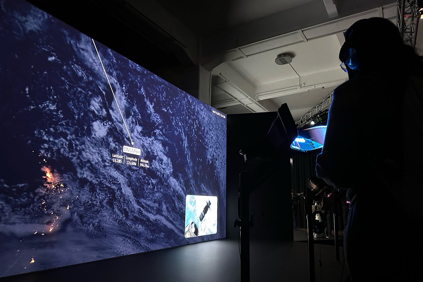 【レクサス×ミラノ・デザインウィーク2025】来場者が自分の名前とともに打ち上げた人工衛星は、地球を大気圏外から見つめ始める。