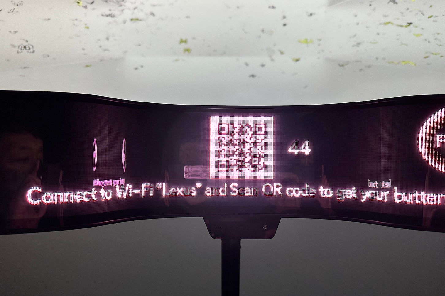 【レクサス×ミラノ・デザインウィーク2025】ストーリーの最後に現れるQRコードをスマートフォンで読み取ると、自分の蝶を持って帰れる。