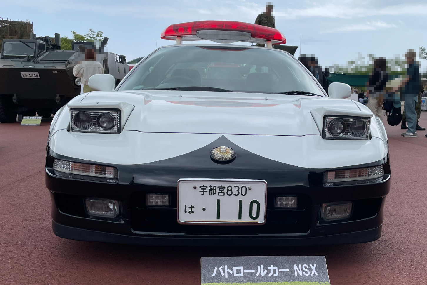 モビリティリゾートもてぎに展示された「ホンダ・NSX（NA2型）」のパトカー。