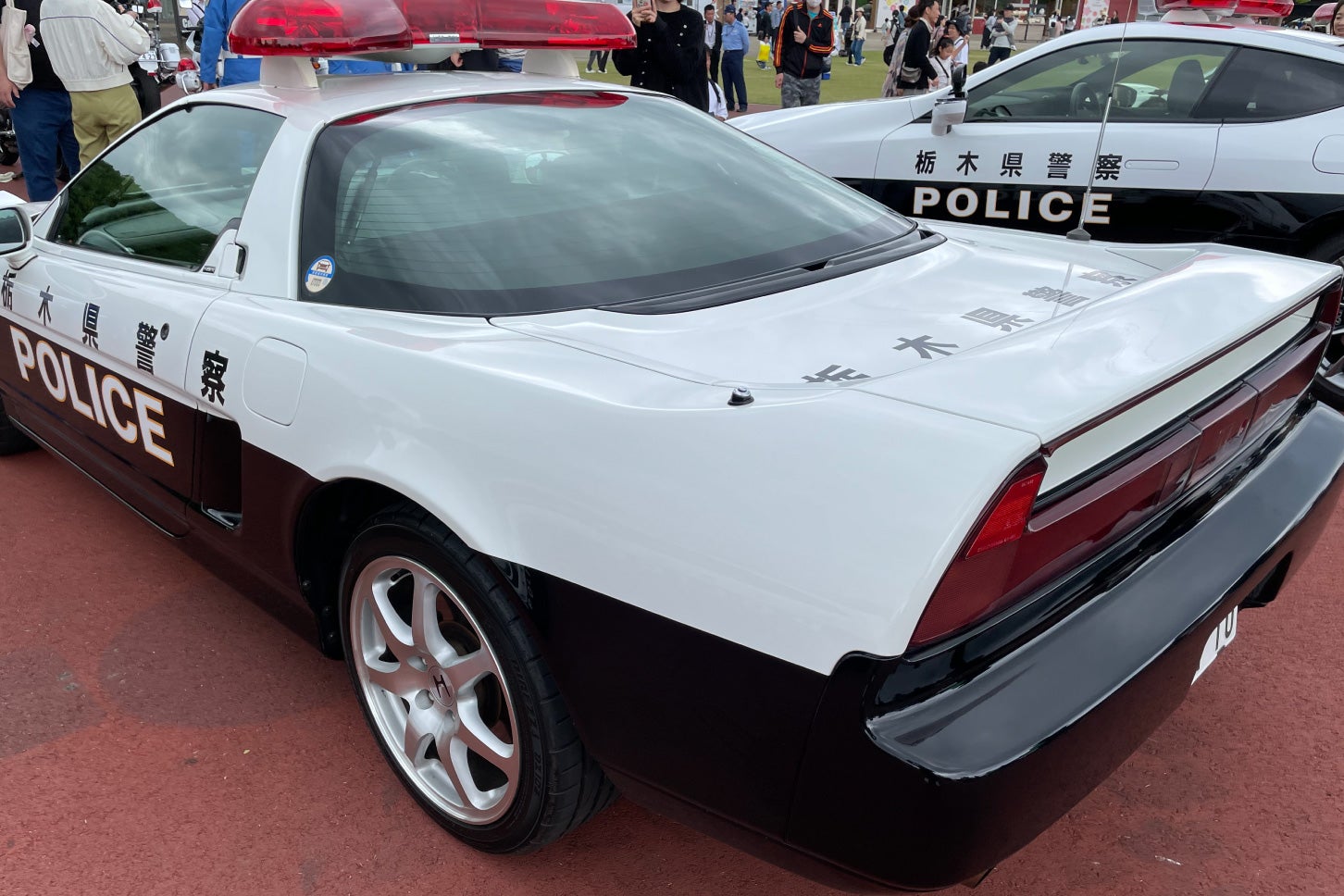 モビリティリゾートもてぎに展示された「ホンダ・NSX（NA2型）」のパトカー。