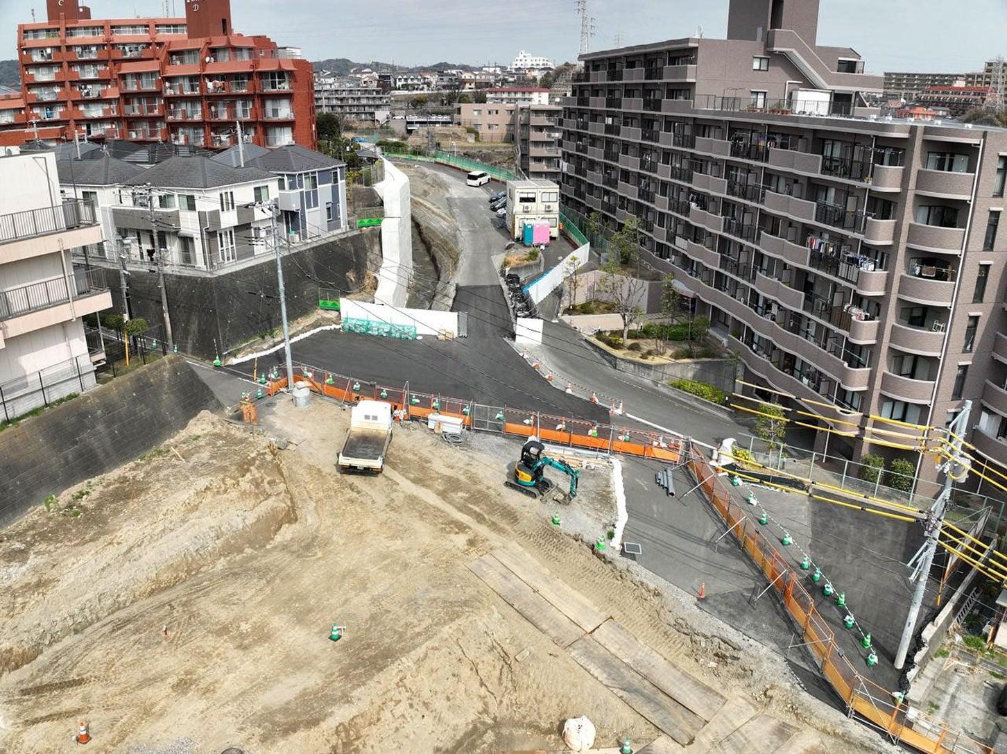 横浜逗子線 釜利谷六浦地区のトンネル終点側坑口付近の工事状況。