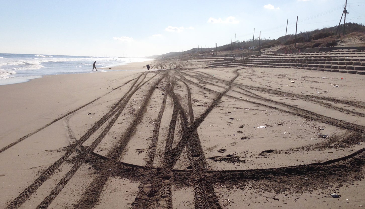 海岸の砂浜に刻まれた自動車の「轍」。数が増えると、凹凸が増えて自動車が走りにくくなる。筆者撮影