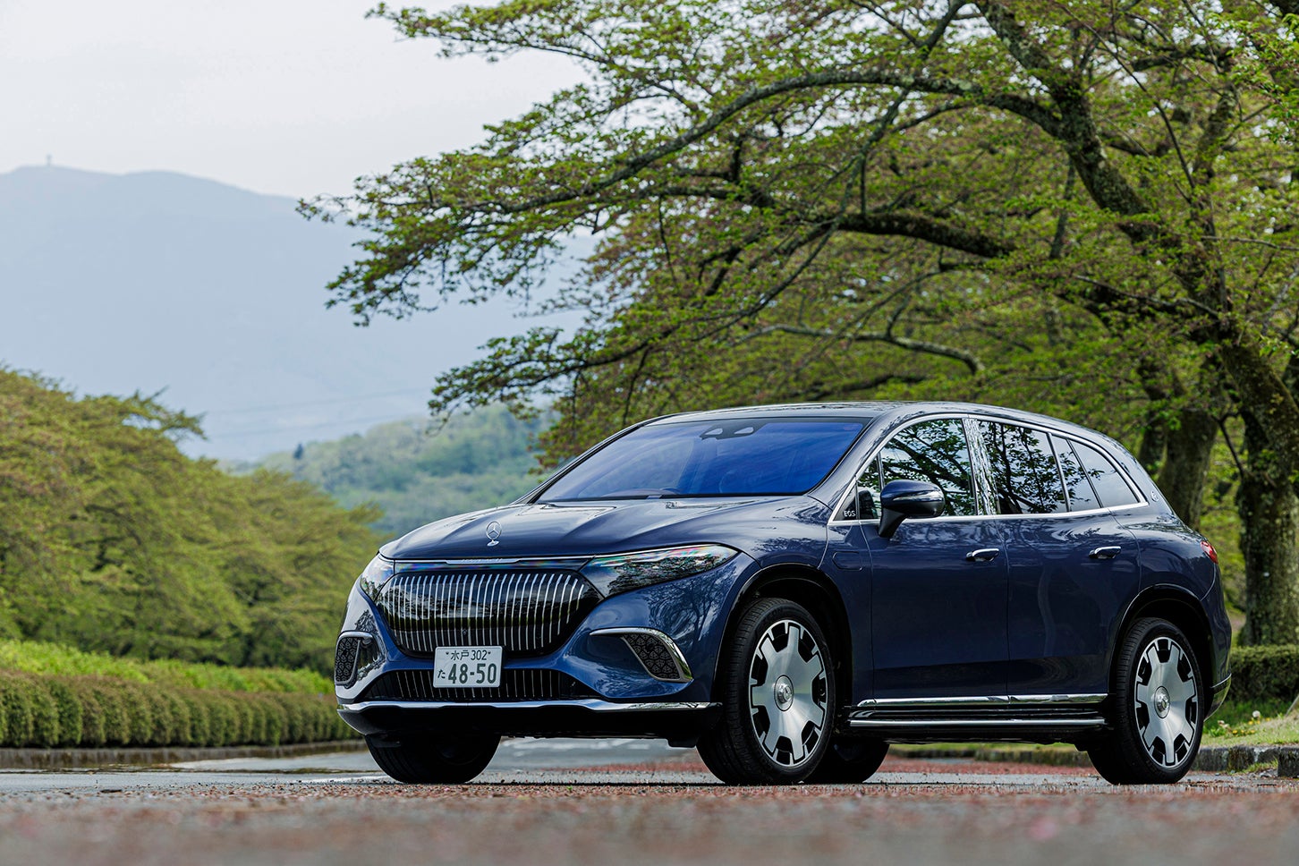 マイバッハ EQS680 SUVは全長5135×全幅2035×全高1725mmという大型サイズなのにとっても運転がしやすい。後輪操舵システムのおかげで最小回転半径はわずか5.1mなんだって！ すごっ！