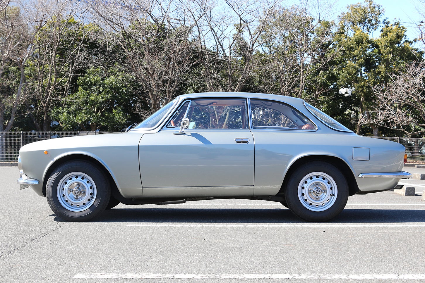 ジュリア・クーペとも呼ばれるアルファロメオGT1600ジュニアは、カーデザイン界の巨匠、ジョルジェット・ジウジアーロ氏が手がけたもの。