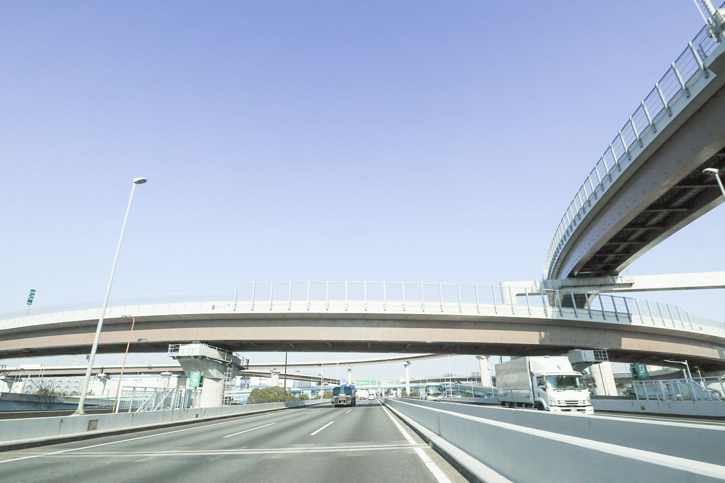 新湾岸道の起点となる高谷JCT付近の様子。(c) tokoriki – stock.adobe.com