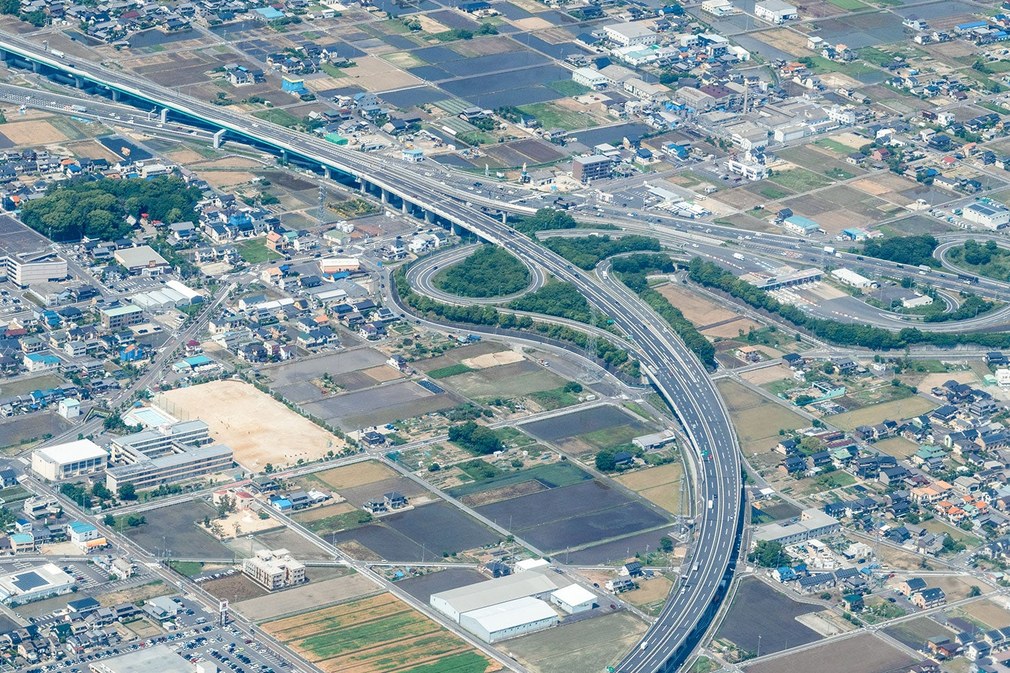 東海北陸道 一宮木曽川IC付近の航空写真。(c)northsan – stock.adobe.com
