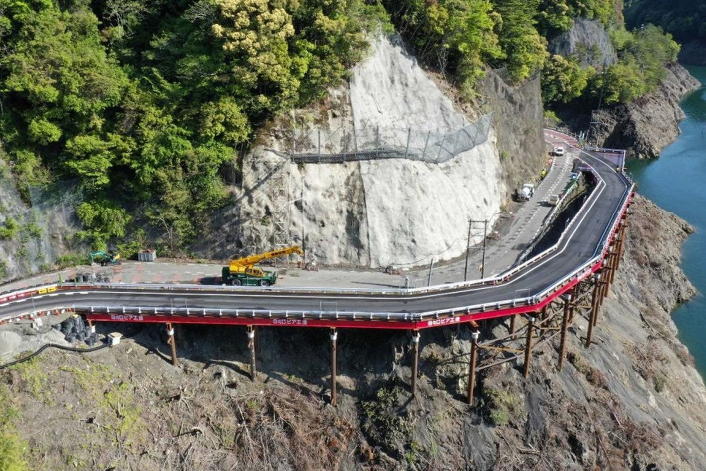 国道169号（前鬼～上池原）の被災区間に設置された仮桟橋の様子。