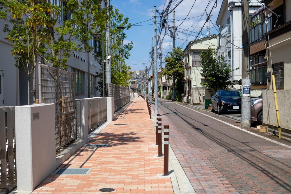 クルマの速度を時速30kmに抑えることで、事故が発生しても致死率が低く抑えられるとされています。(c)butterflyeffect – stock.adobe.com