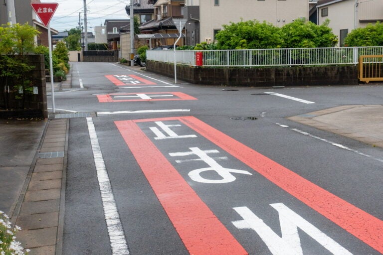センターラインや中央分離帯のない道路かつ、道幅5.5m未満の道路が生活道路の目安となります。(c)Masaharu Shirosuna – stock.adobe.com