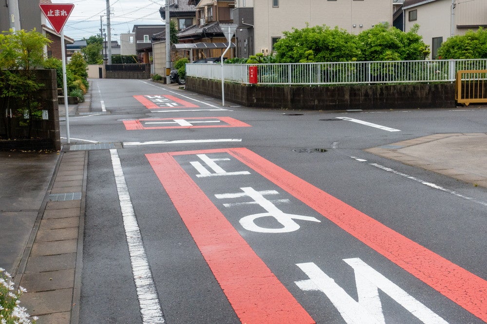 センターラインや中央分離帯のない道路かつ、道幅5.5m未満の道路が生活道路の目安となります。(c)Masaharu Shirosuna – stock.adobe.com