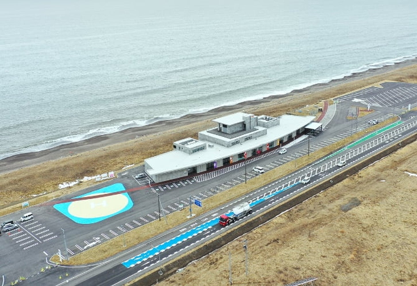 「道の駅しらぬか 恋問館」の全景。