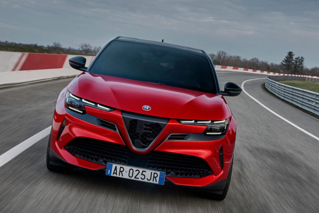 アルファロメオの新型コンパクトSUV「ジュニア」が上陸！ マイルド