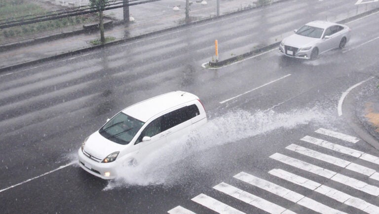 なぜ水たまりができにくい道路が増えたのか？ 雨水を通す舗装のひみつ。【川辺謙一の「道路の科学」Vol.9】