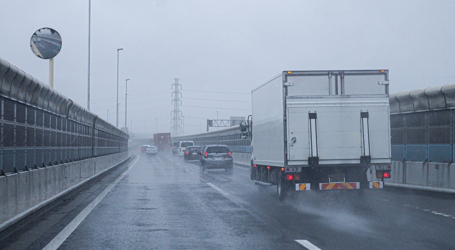 雨の日の高速道路。車両が高速で通行するため、ハイドロプレーニング現象が起きやすい。画像:写真AC
