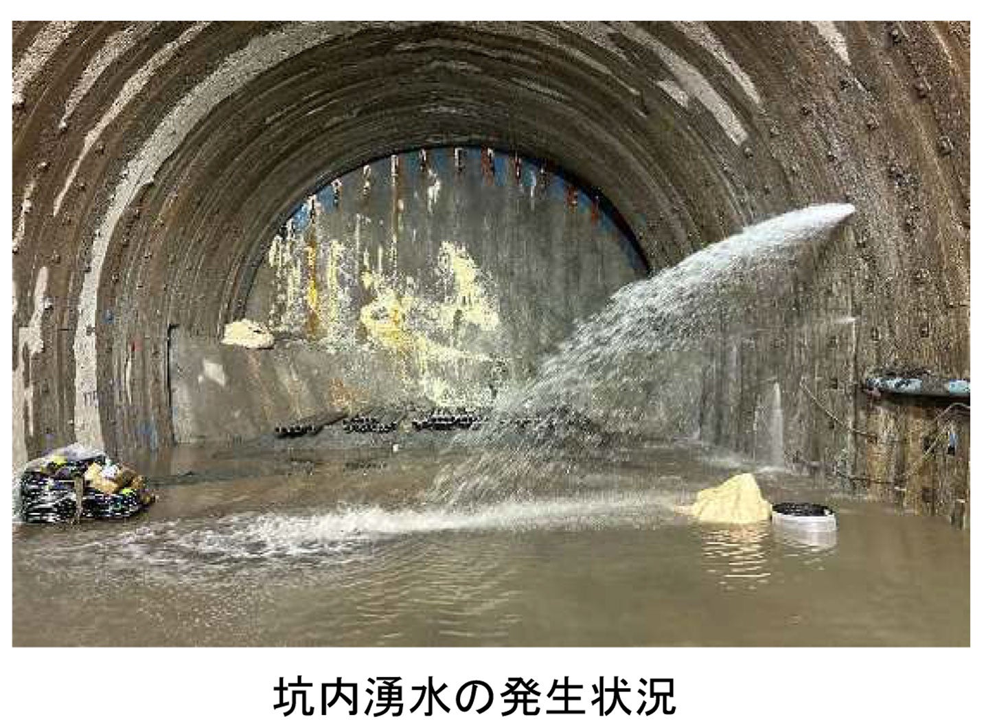 新東名高速 高松トンネルの工事の様子。