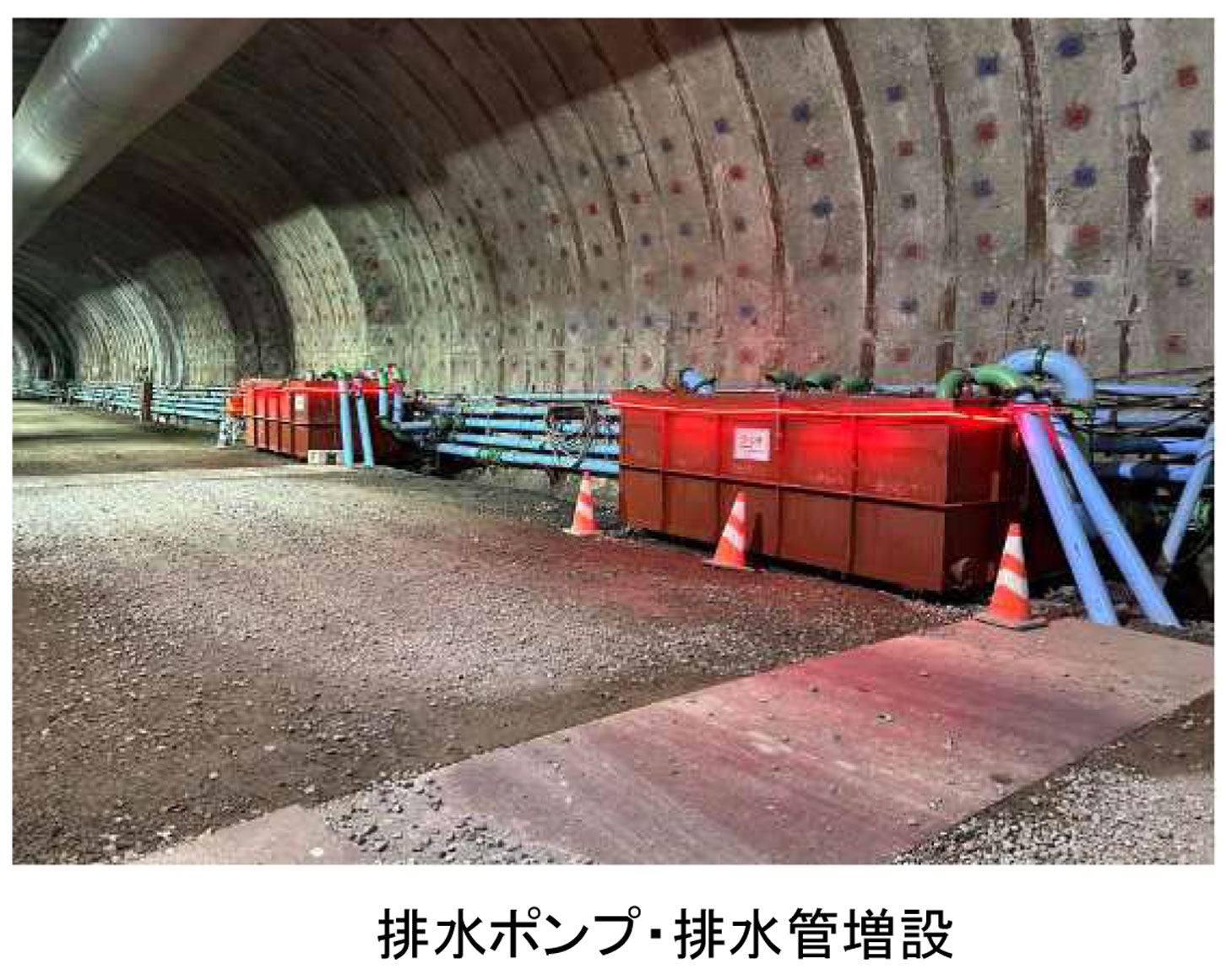 新東名高速 高松トンネルの工事の様子。
