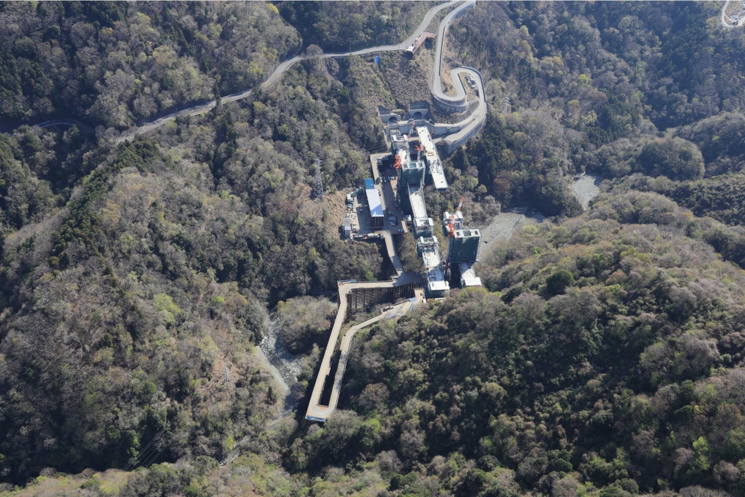 新東名高速「やどりき双扇橋」(仮名称：中津川橋)の様子。2025年4月撮影。