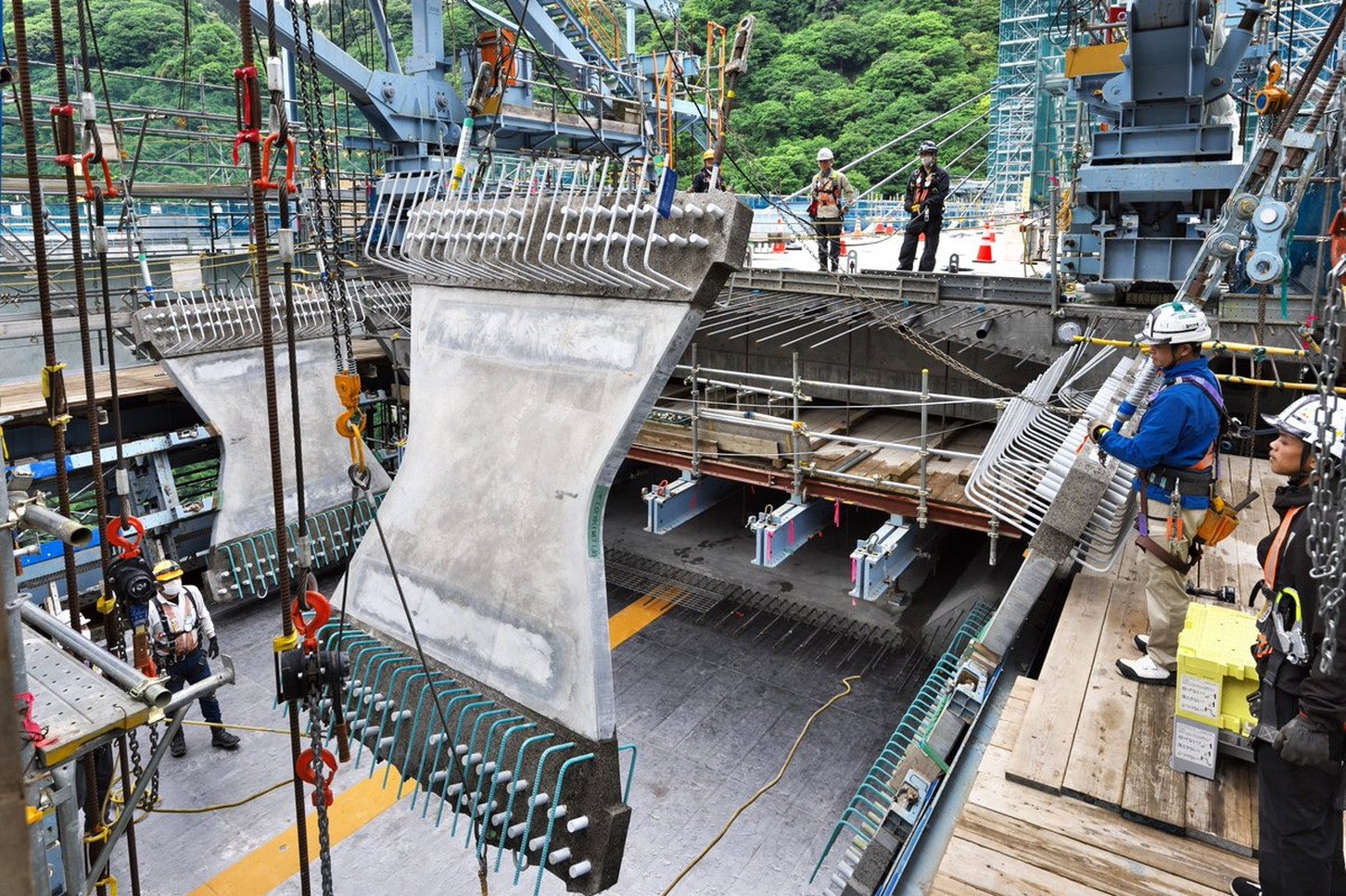 新東名高速「やどりき双扇橋」(仮名称：中津川橋)の様子。側面部分に「バタフライウェブ」を用いることで軽量化している。2025年6月発表。