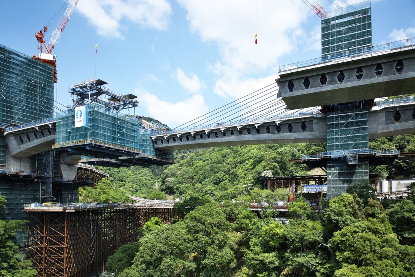 新東名高速「やどりき双扇橋」(仮名称：中津川橋)の様子。