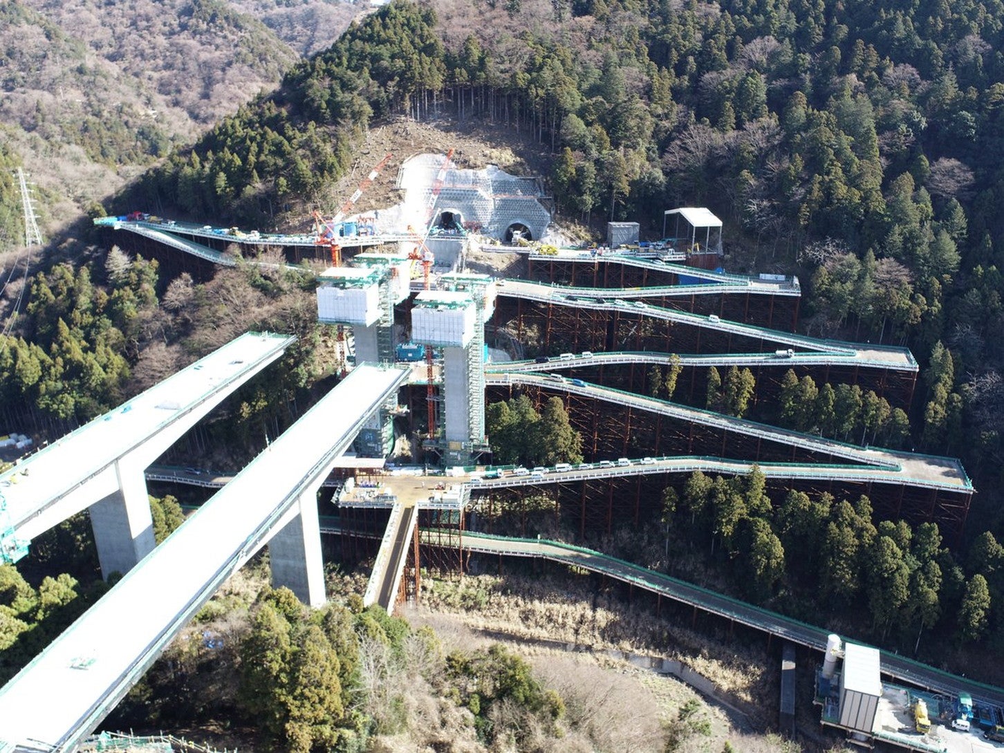 新東名高速 高松トンネル付近の様子。