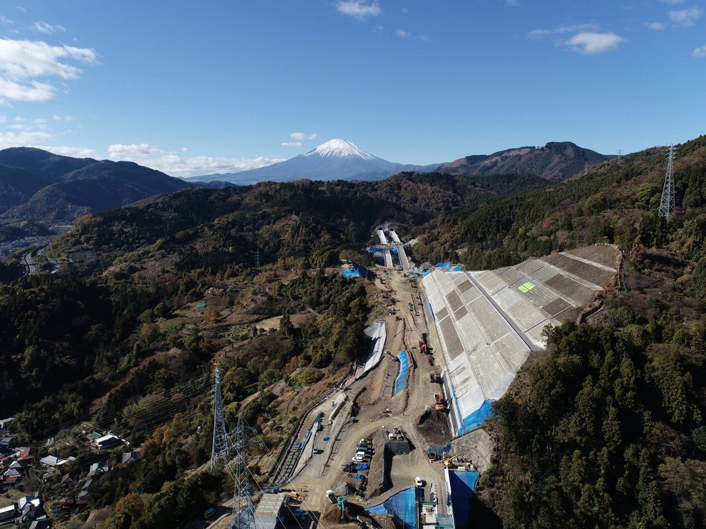 新東名高速 建設現場越しの富士山。