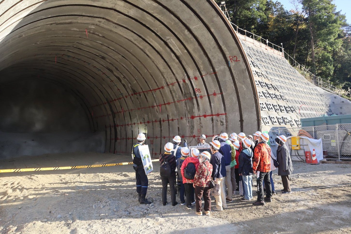 新東名高速 高松トンネルの工事の様子。2024年12月発表。