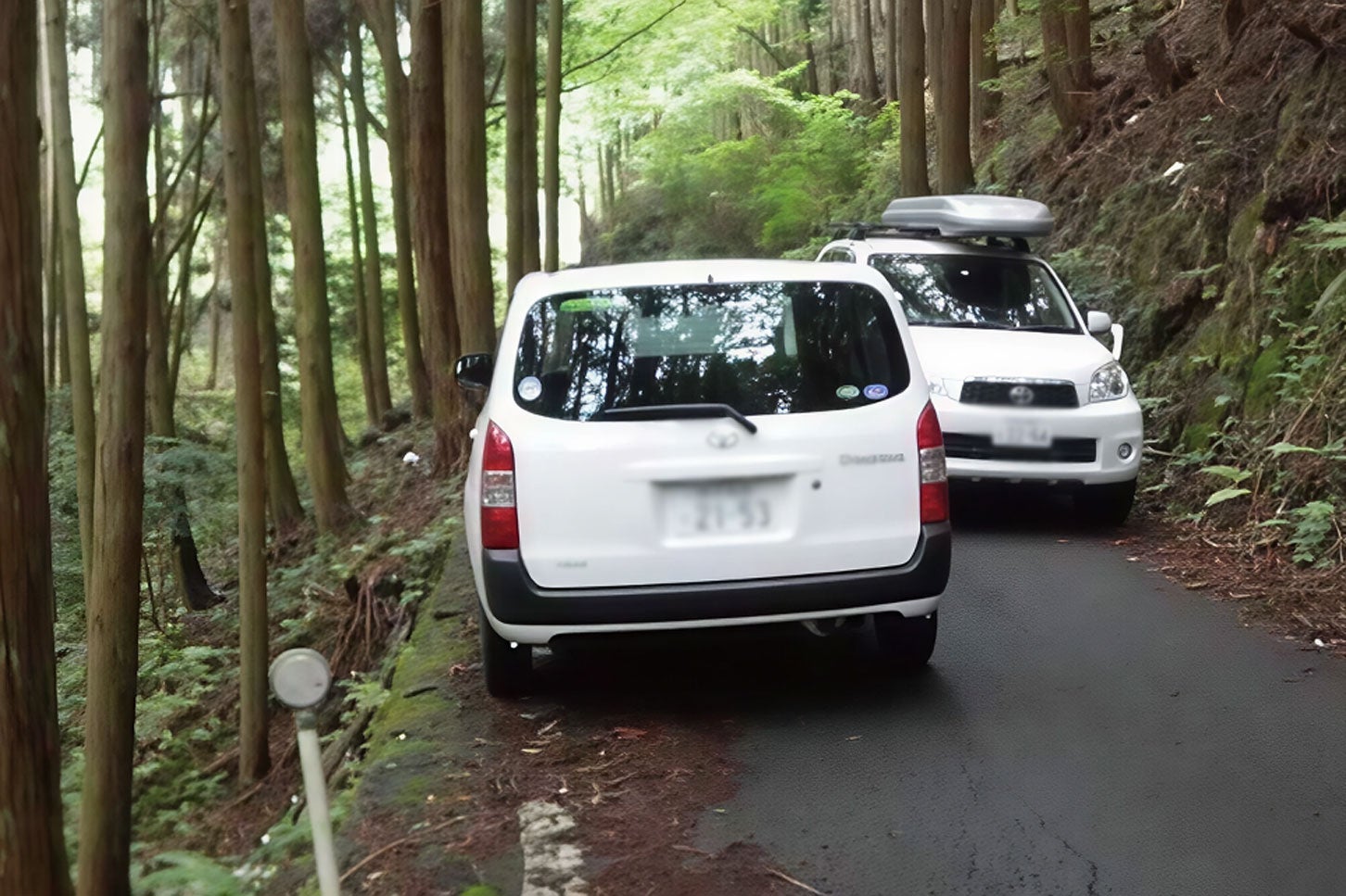 国道429号 榎峠の現況。乗用車のすれ違いも困難。