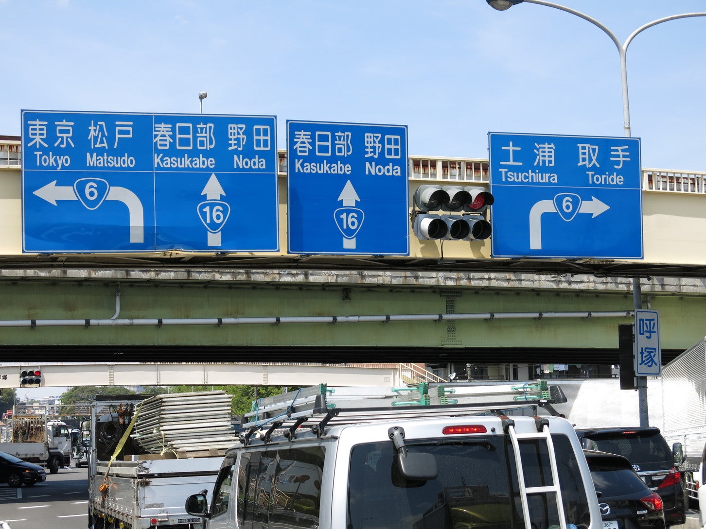 柏市の呼塚交差点（国道16号）(c)a_text – stock.adobe.com