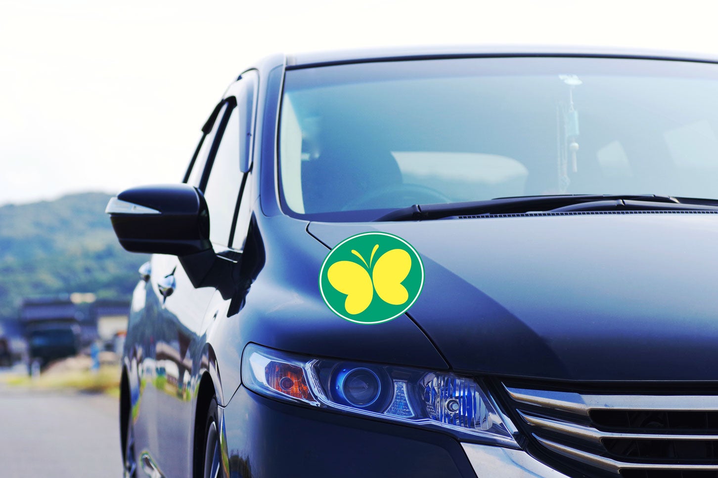 聴覚障害者標識を貼り付けた車両のイメージ。(c)琢也 栂 – stock.adobe.com