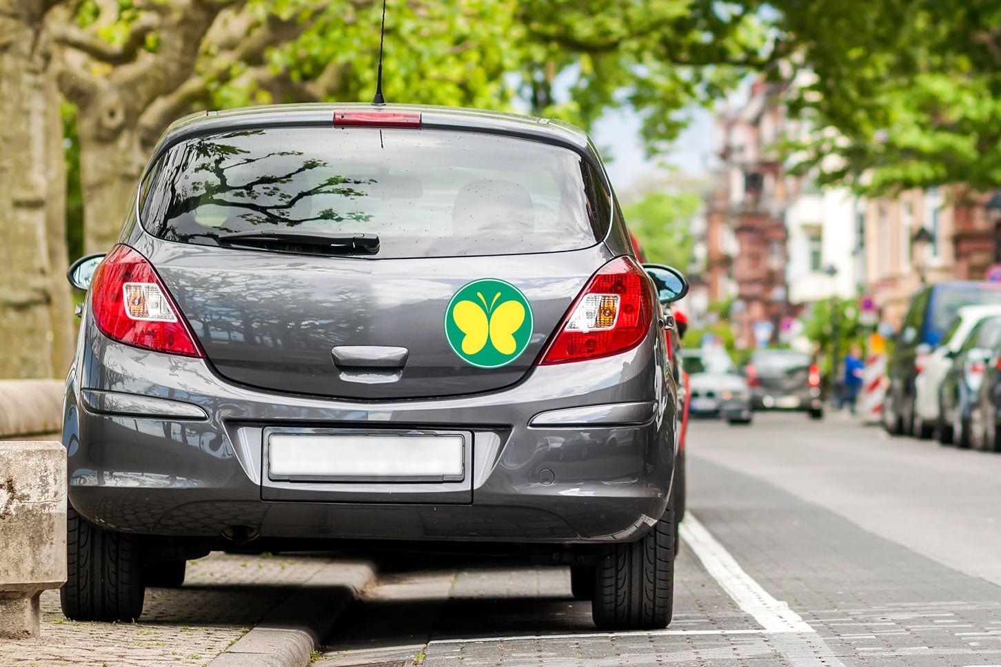 聴覚障害者標識を貼り付けた車両のイメージ。(c)bilanol – stock.adobe.com