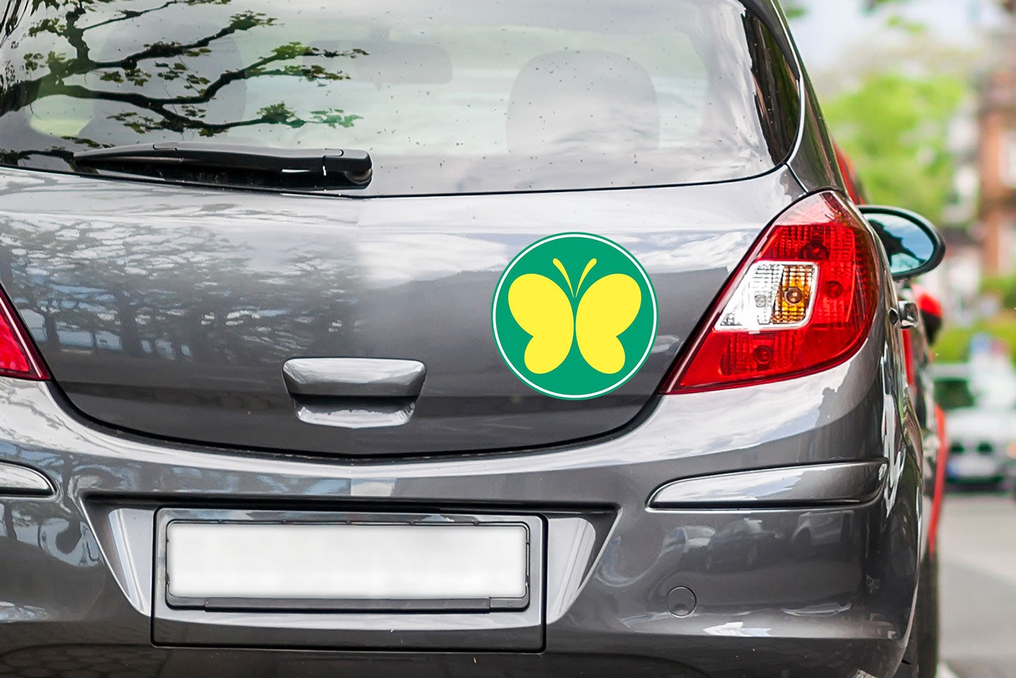 聴覚障害者標識を貼り付けた車両のイメージ。(c)bilanol – stock.adobe.com