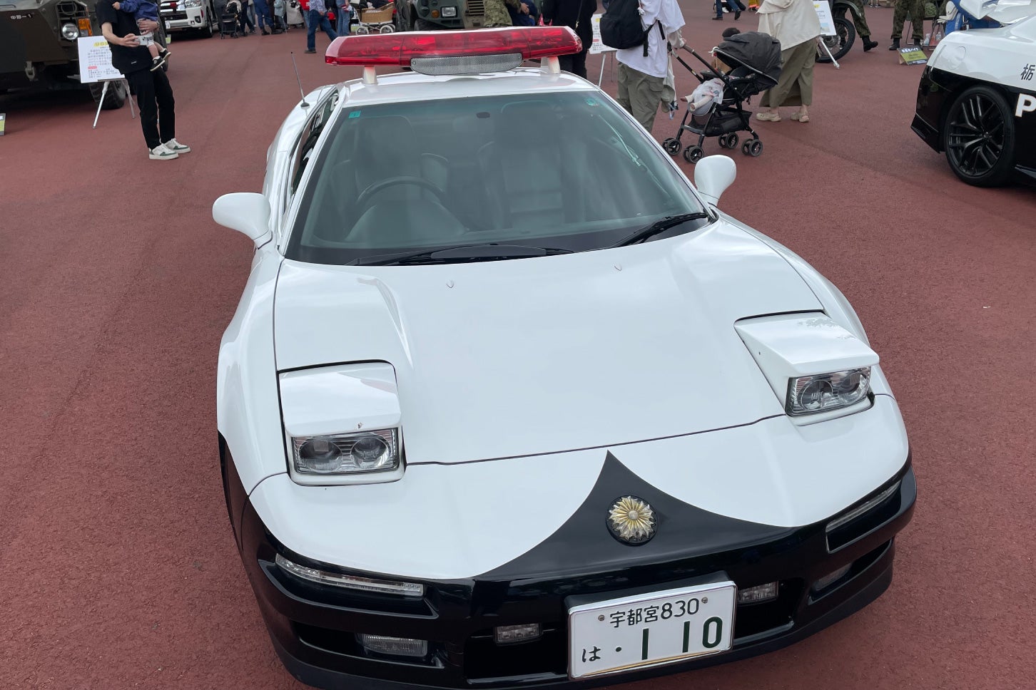 モビリティリゾートもてぎに展示された「ホンダ・NSX（NA2型）」のパトカー。