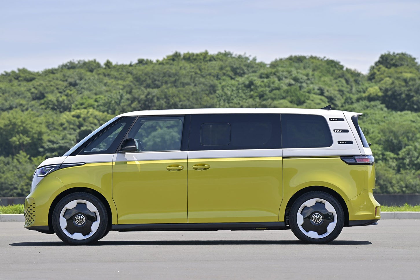 ワーゲンバスが復活だ！ VWの新型電動ミニバン「ID.Buzz」が遂に