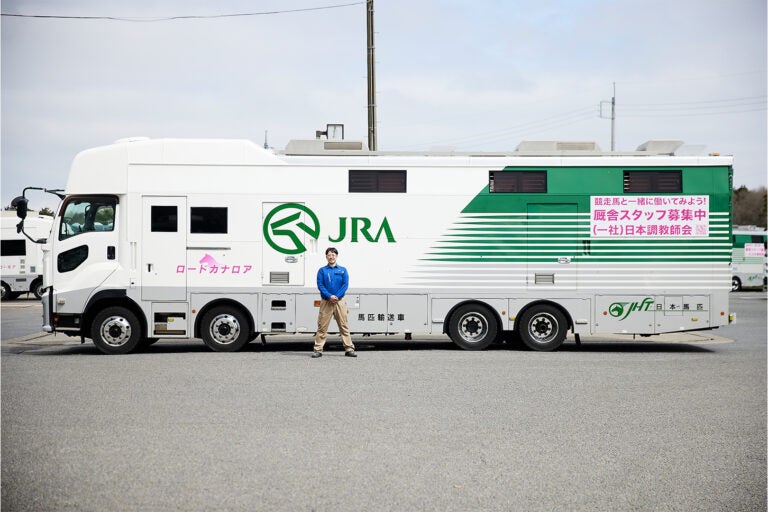 日本馬匹の馬運車を運転する若手ドライバーの大森さんと運転する車両