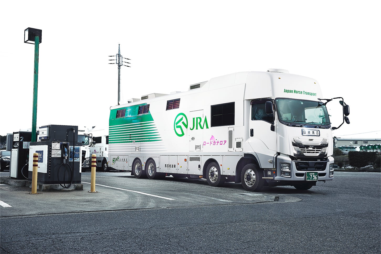 日本馬匹の馬運車の右側面。馬運車の運転席はトラックベースとなっているが、古いものだと大型バスベースのものもある