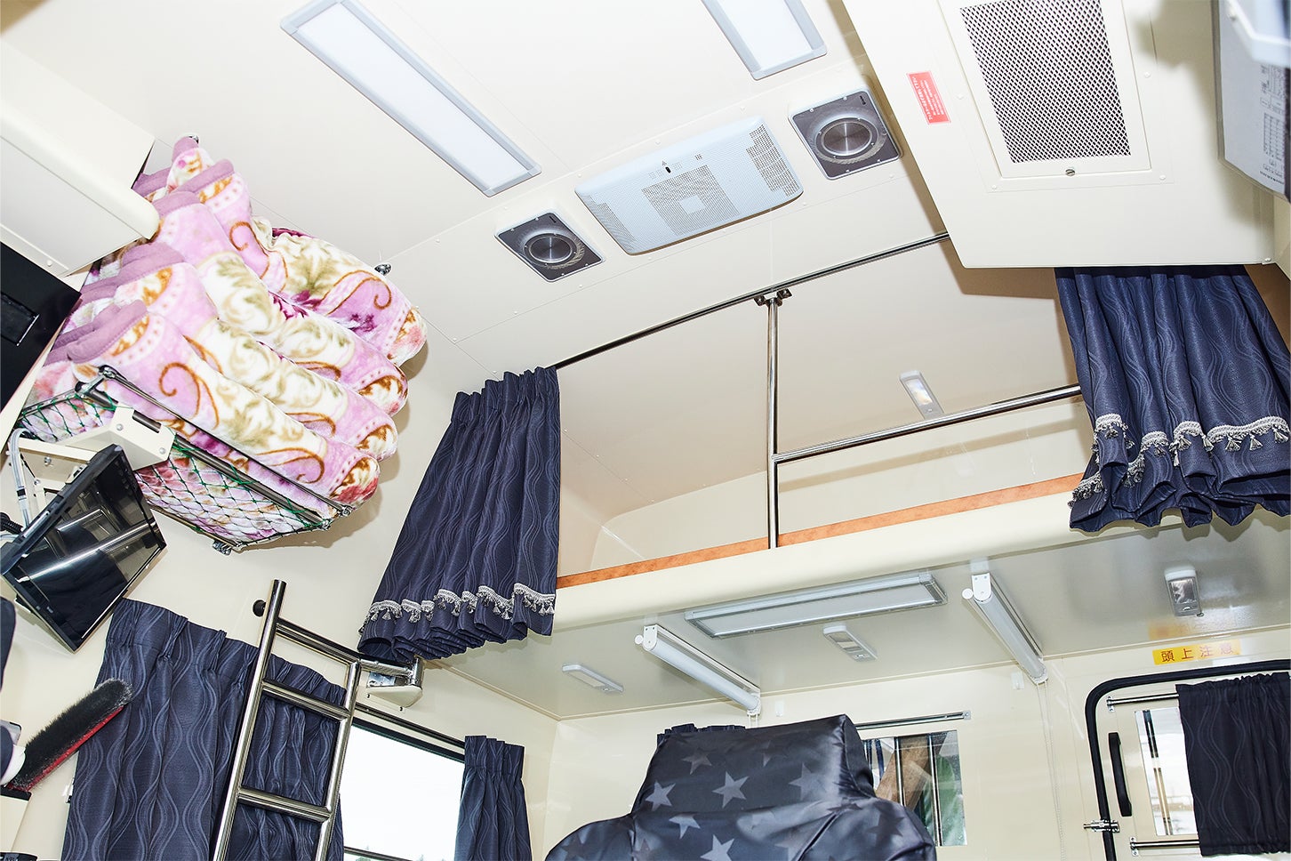 運転席の上部には休憩スペースを設けている