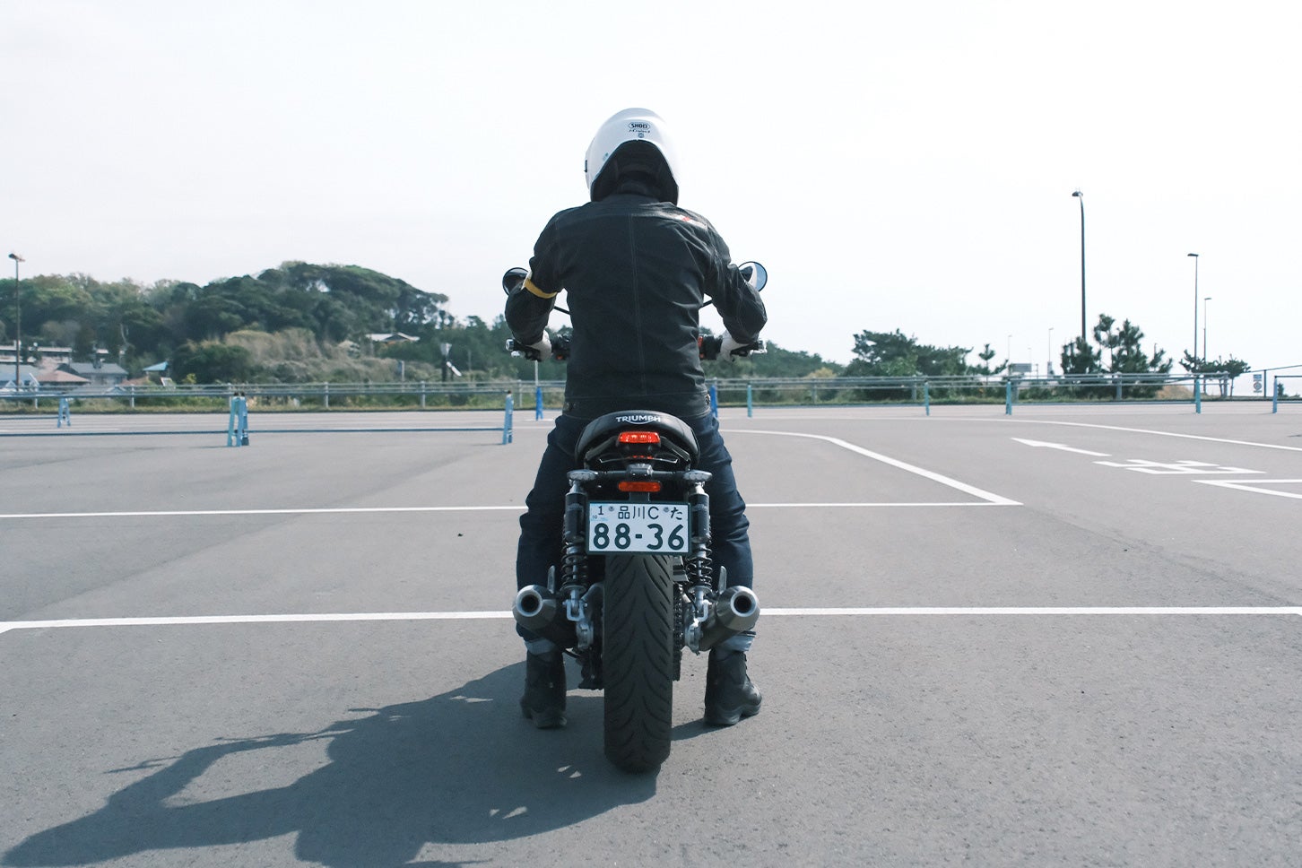 シート高780mmにバイクに筆者（身長172cm）が跨ってみると、このような感じに。