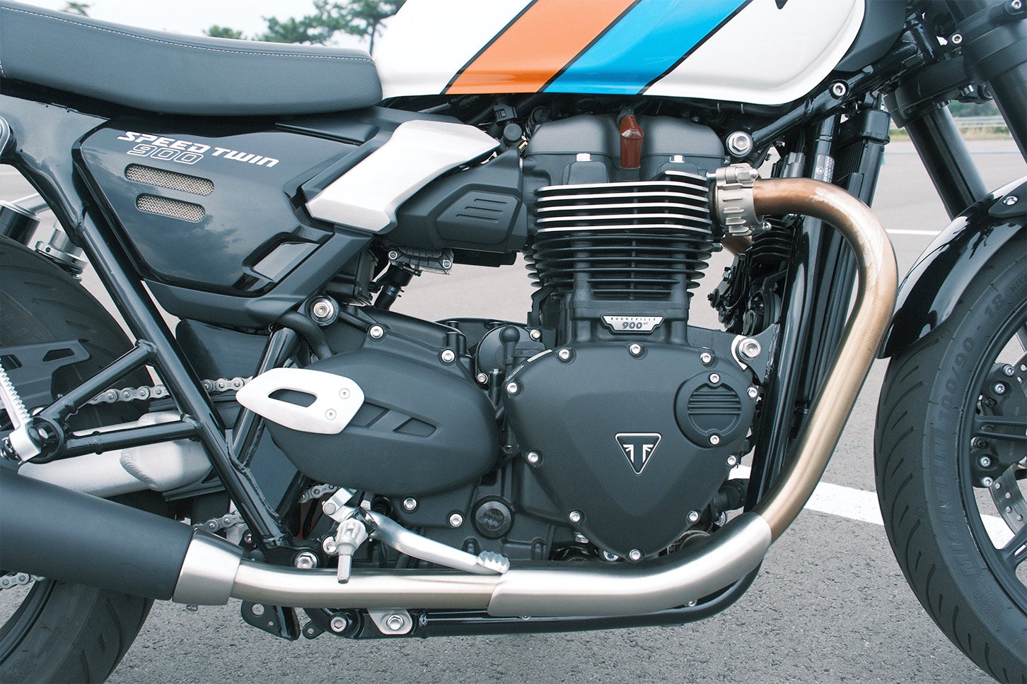 スピードツイン900には水冷並列2気筒SOHC4バルブエンジンを搭載。軽快な吹け上がりと、トライアンフらしい独特の鼓動感も魅力だ。