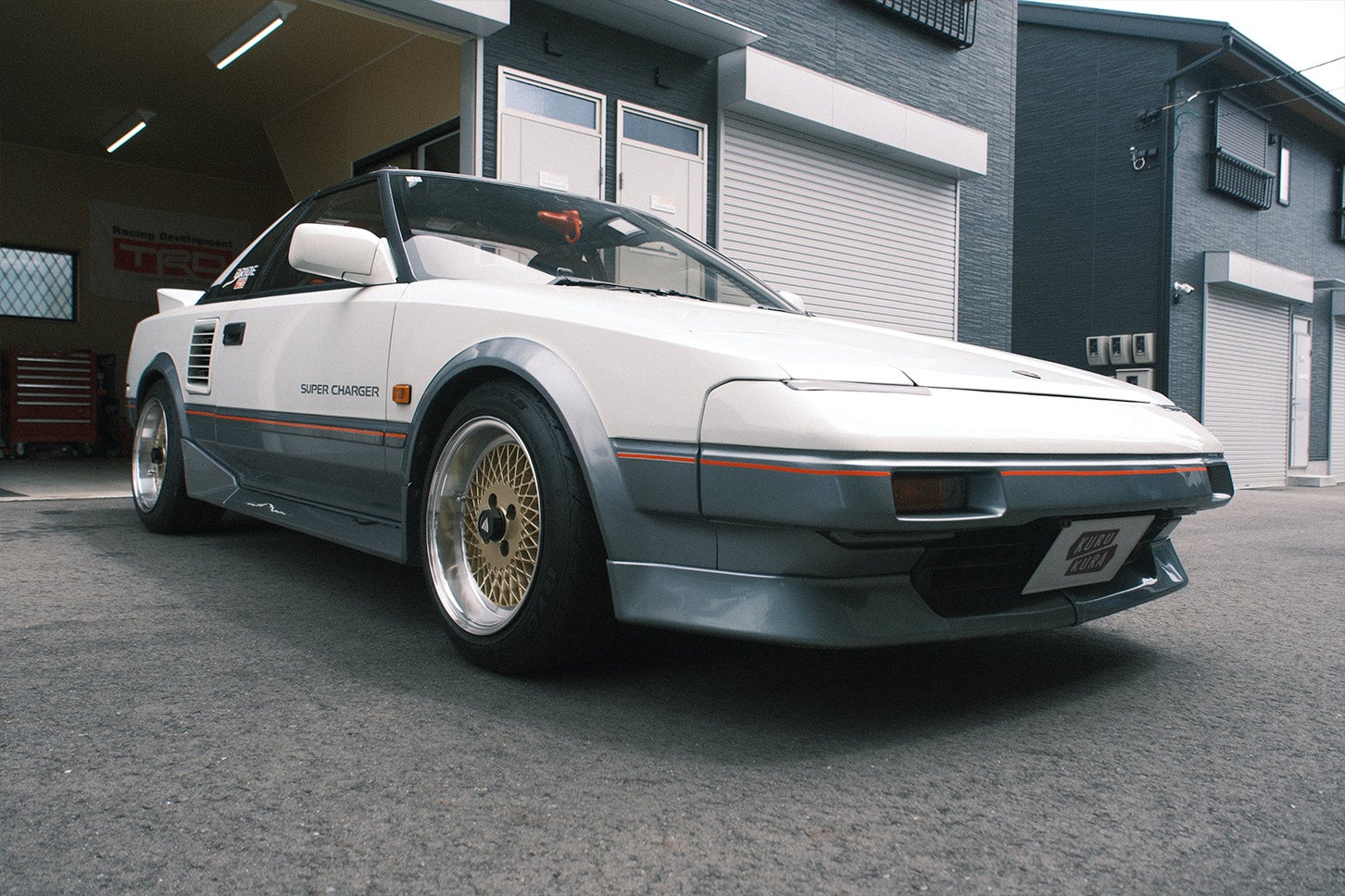 いまでもファンが多い白銀ツートンのトヨタMR2 Gリミテッド・スーパーチャージャーをセンスよくモディファイ。ゴールドメッシュのエンケイ92が効いている。