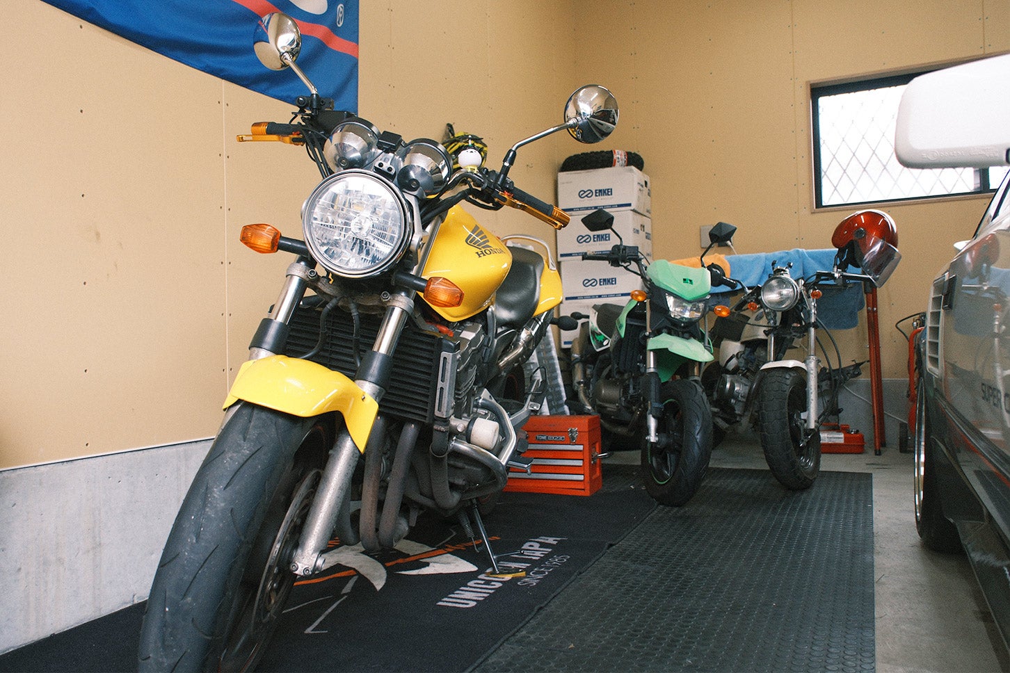 実家住まいのときにコンテナを借り、バイクを増やしたが、ガレージハウスでのクルマ2台+バイク5台生活は大変なので、2輪はホンダCB900ホーネット、カワサキKSR110、ホンダ・エイプ50だけにした。