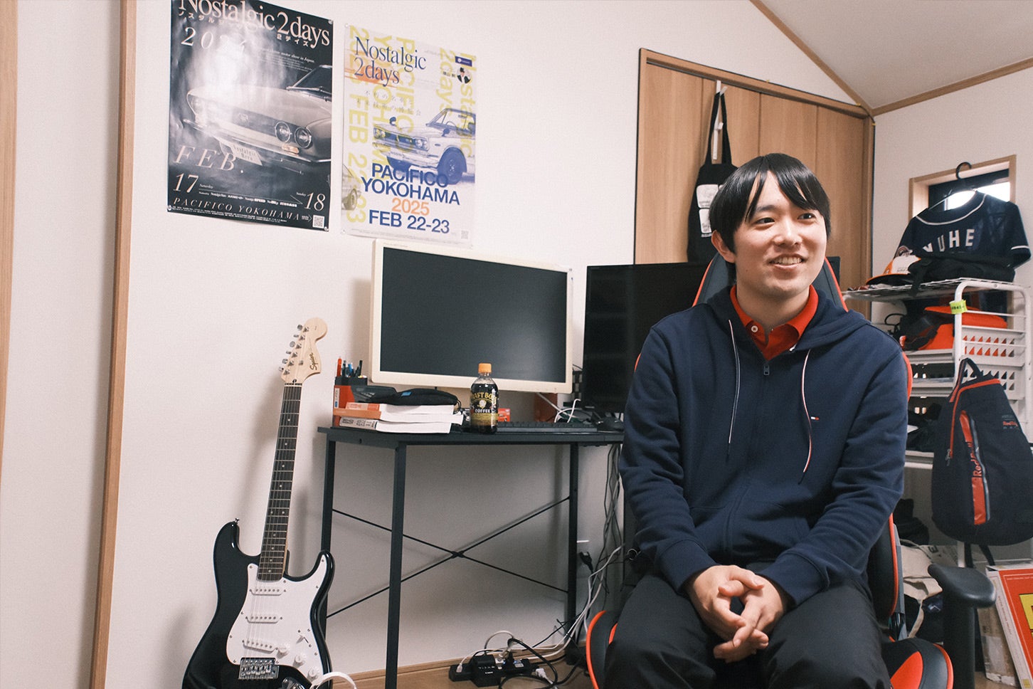エレキギターのストラトキャスターを弾くこともあるという多趣味のNRさん。父親も2シーターに乗っており、ドイツ製スポーツカーとMR2とのツーショット写真がガレージハウス内に飾られていた。